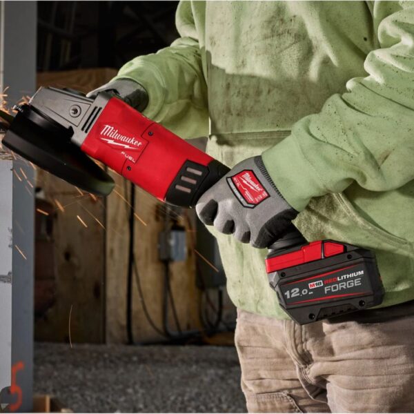 M18™ FORGE™ 12.0 AH Batteries and Charger Kit - Image 5
